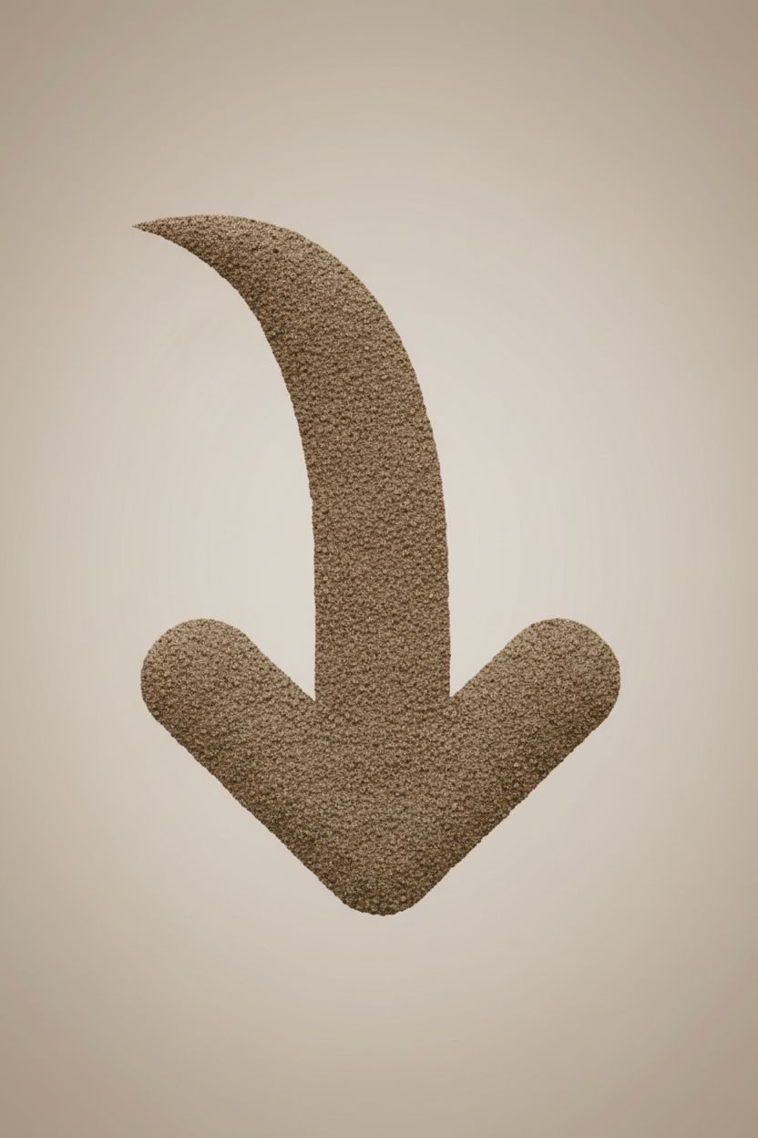 Ein nach unten zeigender, gebogener Pfeil aus braunem Sand auf hellem Hintergrund.
